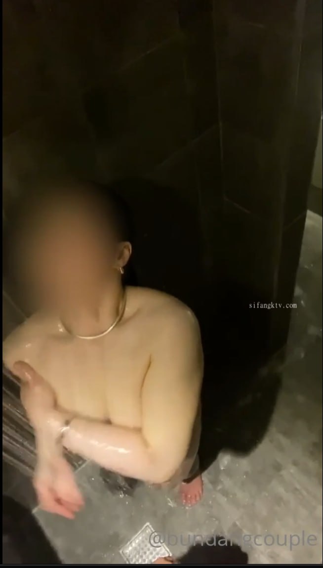 胸不大但身材不错的美女主播